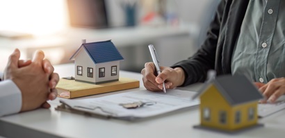 agents and clients discuss contracts to buy insur 2023 11 27 05 06 02 utc